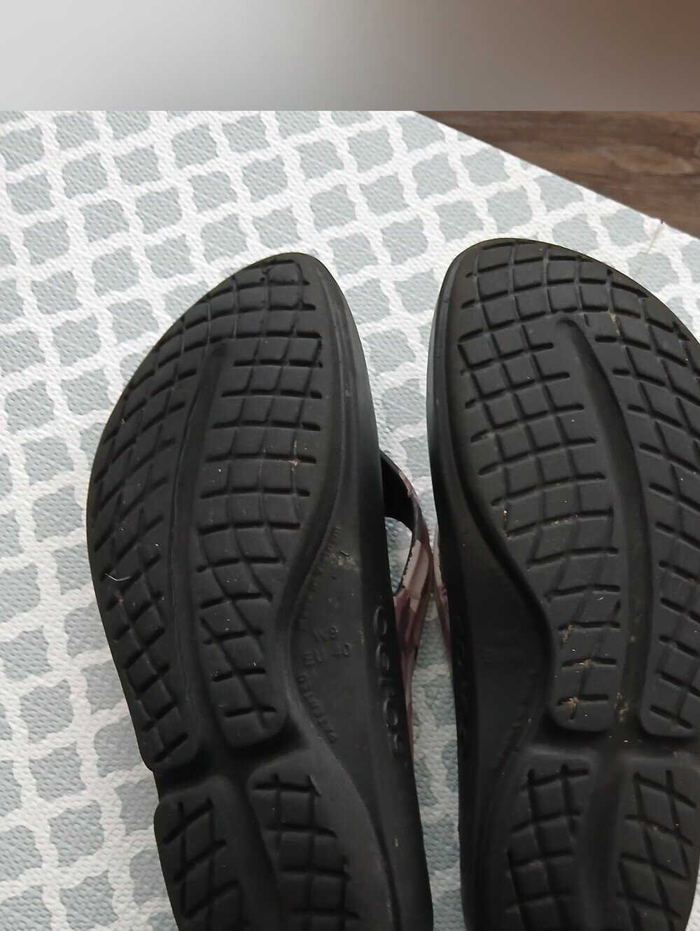 Oofis Black Flip Flop Sandals with Purple Camo Straps Womens 9 - Picture 4 of 4
